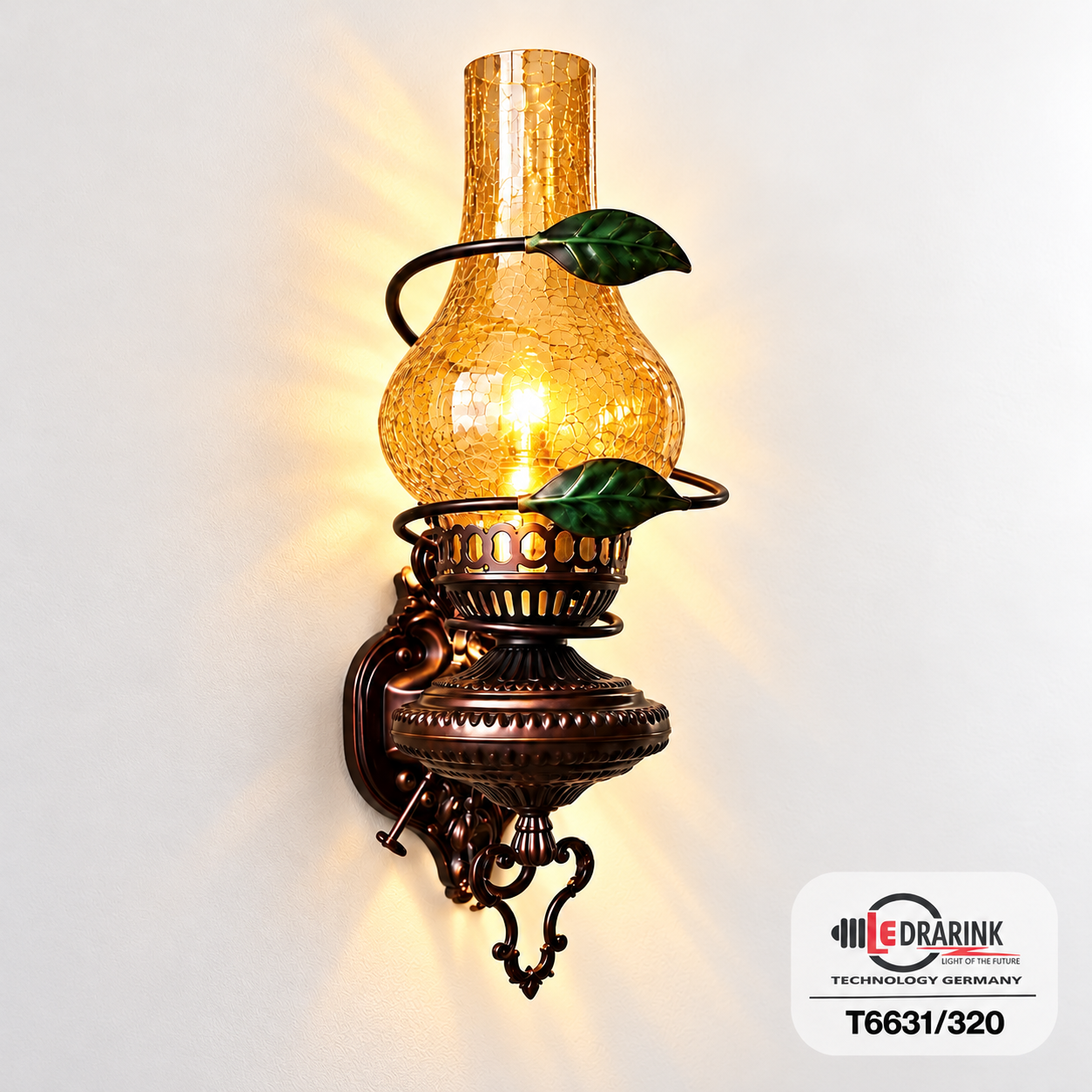 Đèn tường đồng cổ trên nền trắng